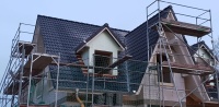 Dachdeckerbetrieb Räder: Dacharbeiten in MV - Gerüst und Dachdeckeraufzug