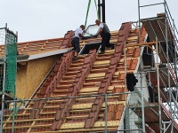 Bauvorhaben Brieselang: Dachziegel beim verlegen